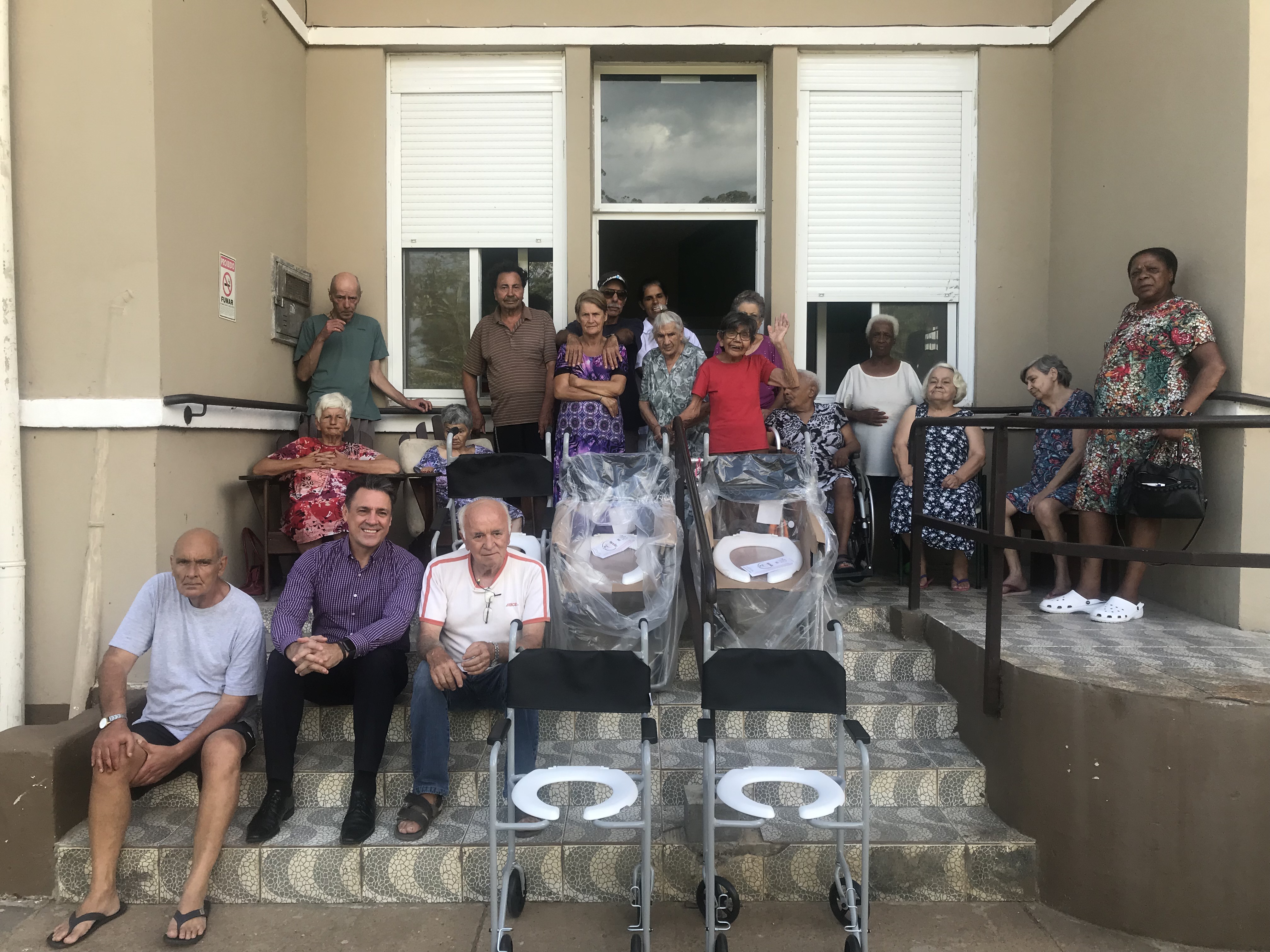 Unimed Porto Alegre doa cadeiras de banho para instituição social.JPG