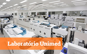 Foto interna da área de processamento de amostras do Laboratório Unimed